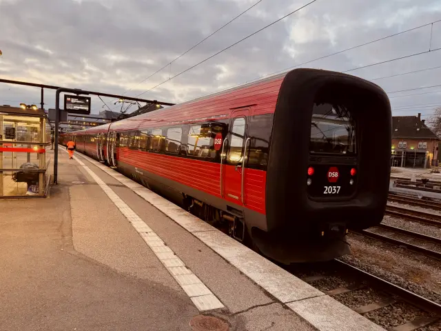 Billede af DSB ER 2037 fotograferet ud for Odense Banegård Center.