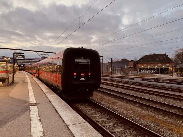 Billede af DSB ER 2037 fotograferet ud for Odense Banegård Center.
