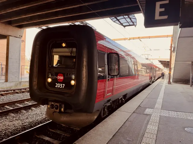 Billede af DSB ER 2037 fotograferet ud for Odense Banegård Center.