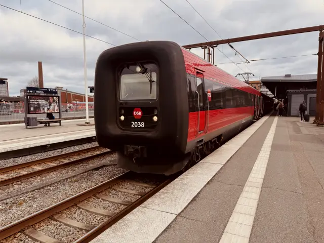 Billede af DSB ER 2038 fotograferet ud for Odense Banegård Center.