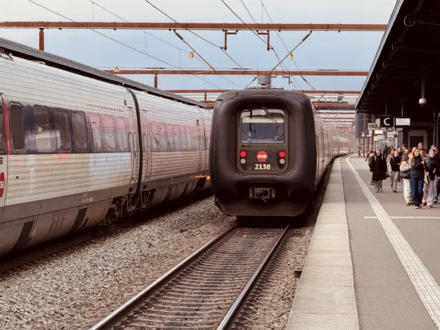 Billede af DSB ER 2038 fotograferet ud for Odense Banegård Center.