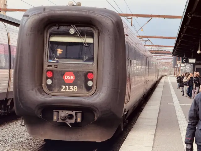Billede af DSB ER 2038 fotograferet ud for Odense Banegård Center.