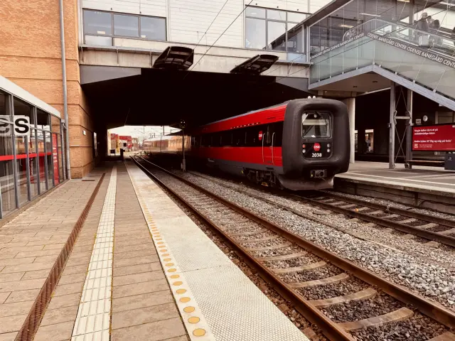 Billede af DSB ER 2038 fotograferet ud for Odense Banegård Center.