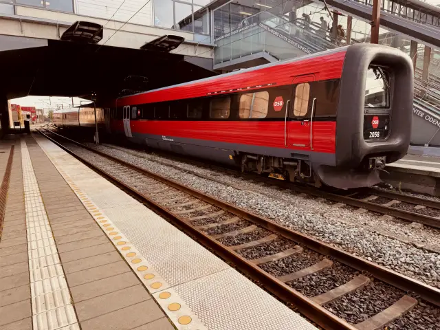 Billede af DSB ER 2038 fotograferet ud for Odense Banegård Center.