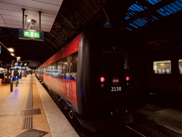 Billede af DSB ER 2038 fotograferet ud for Odense Banegård Center.
