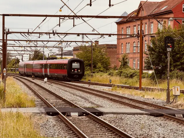 Billede af DSB ER 2040 fotograferet ud for Odense Banegård Center.