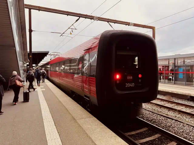 Billede af DSB ER 2040 fotograferet ud for Odense Banegård Center.