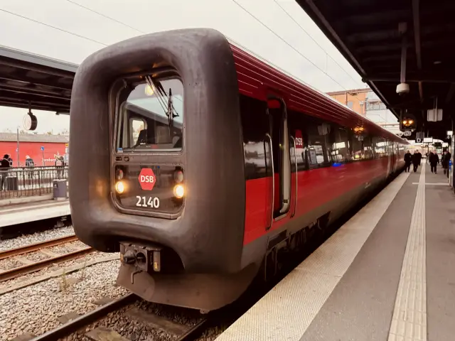 Billede af DSB ER 2040 fotograferet ud for Odense Banegård Center.
