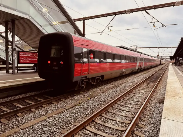 Billede af DSB ER 2040 fotograferet ud for Odense Banegård Center.