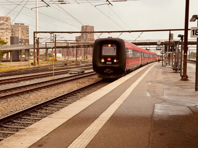Billede af DSB ER 2041 fotograferet ud for Odense Banegård Center.