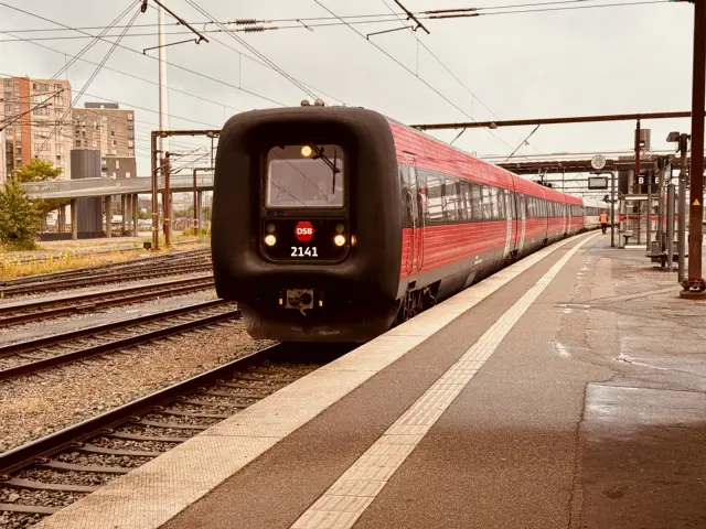 Billede af DSB ER 2041 fotograferet ud for Odense Banegård Center.