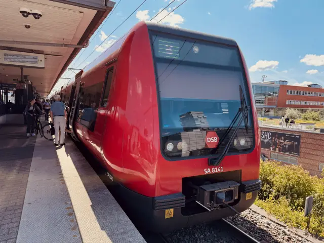 Billede af DSB SA 8141 fotograferet ud for Nordhavn S-togstrinbræt.