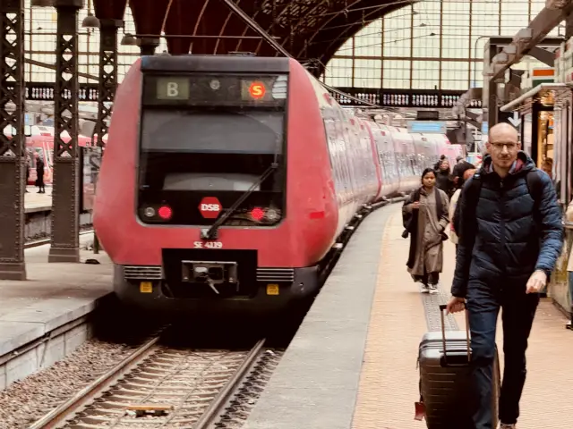 Billede af DSB SE 4119 fotograferet ud for København Hovedbanegård.