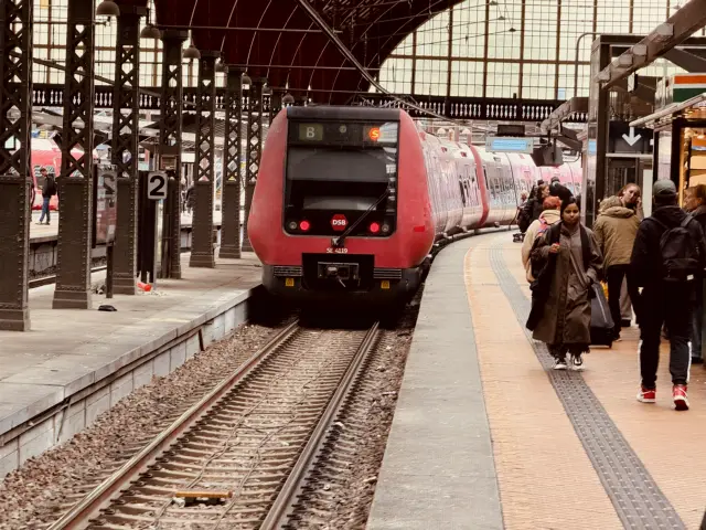 Billede af DSB SE 4119 fotograferet ud for København Hovedbanegård.