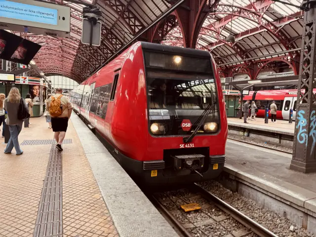 Billede af DSB SE 4131 fotograferet ud for København Hovedbanegård.