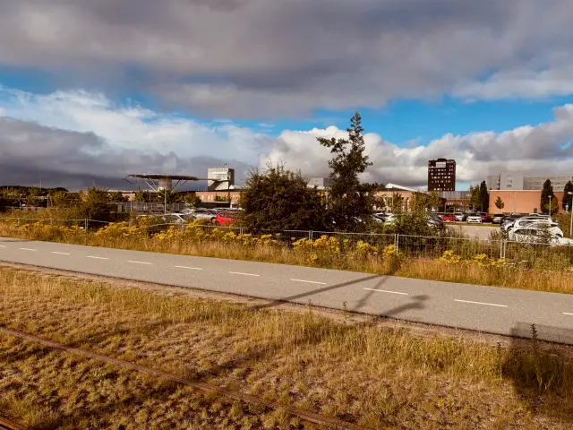 Billede af Aarhus Universitetshospital Letbanestation, hvor man kan se Aarhus Universitetshospital i baggrunden.