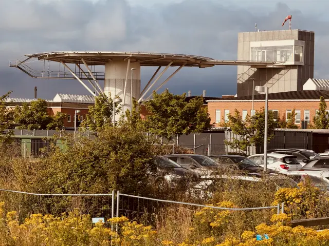 Billede af Aarhus Universitetshospital Letbanestation, hvor man kan se Aarhus Universitetshospital i baggrunden.