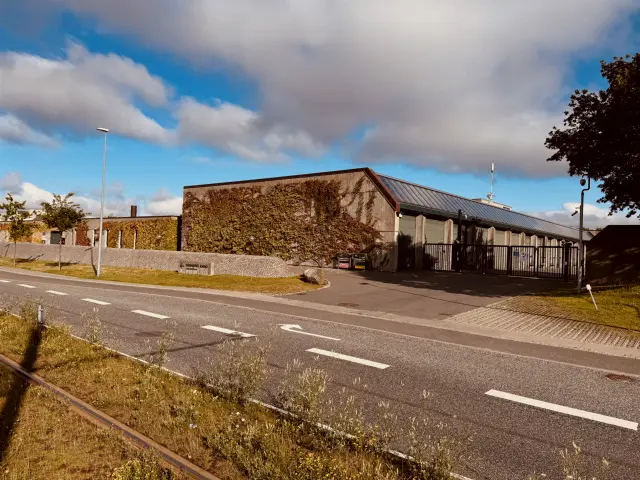 Billede af Nehrus Allé Letbanestation, med DR i baggrunden.