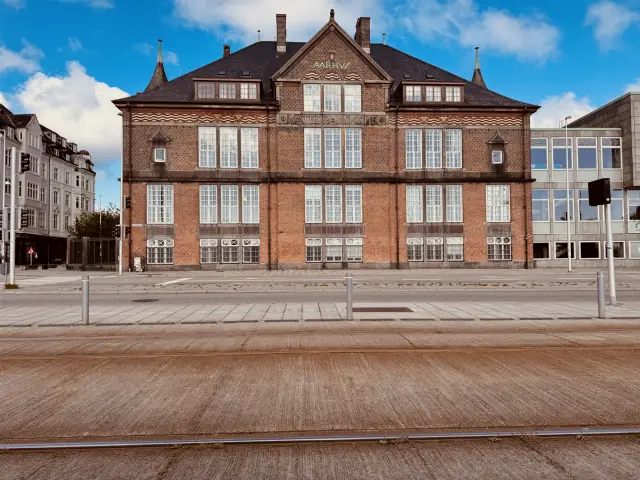 Billede af Aarhus Katedralskole, som ligger over for Skolebakken Letbanestation og er årsagen til navnet Skolebakken for vejen og stationen.