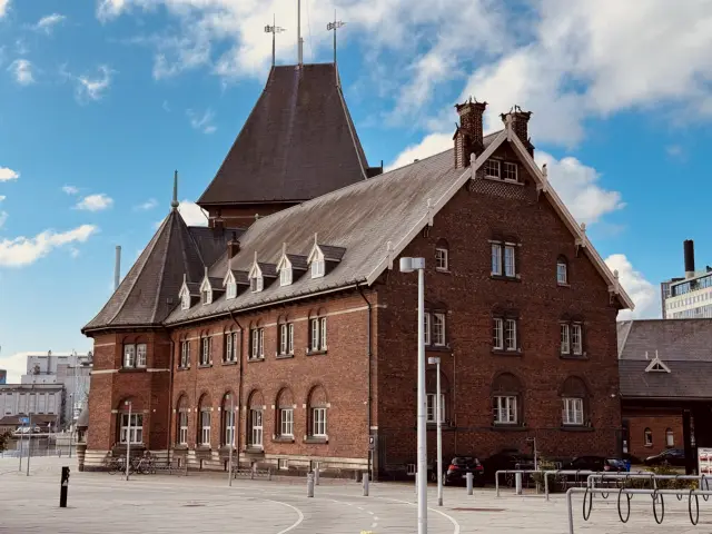 Billede af den ikoniske bygning, Aarhus Toldkammer eller Toldboden, som ligger ved Skolebakken Letbanestation.