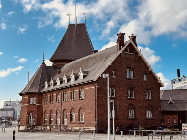 Billede af den ikoniske bygning, Aarhus Toldkammer eller Toldboden, som ligger ved Skolebakken Station.