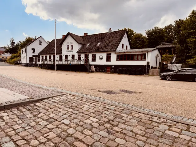 Billede af Gjæstgivergaarden, som blev opført over for Tolne Station i 1897.