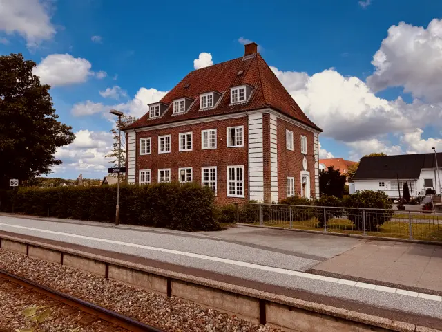 Billede af det tidligere posthus ved Sindal Station.