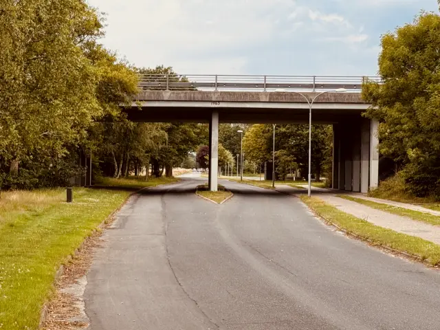 Billede af broen ved Aabybro Stations ind og udkørsel.