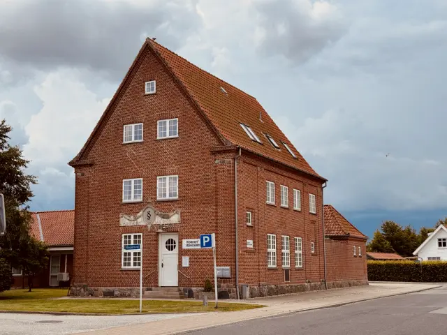 Billede af det gamle posthus ved Aabybro Station.