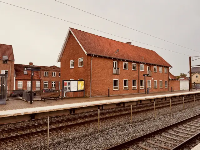 Billede af postbygningen fra 1954 ved Arden Station.