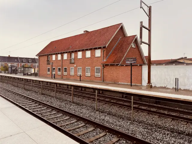 Billede af postbygningen fra 1954 ved Arden Station.