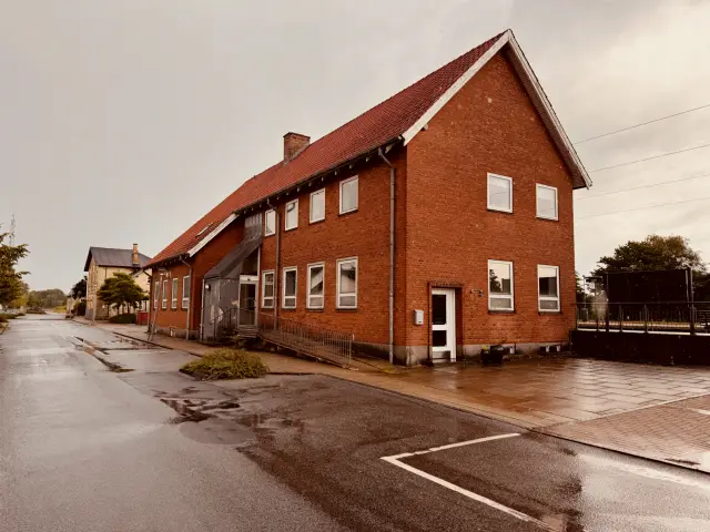 Billede af postbygningen fra 1954 ved Arden Station.