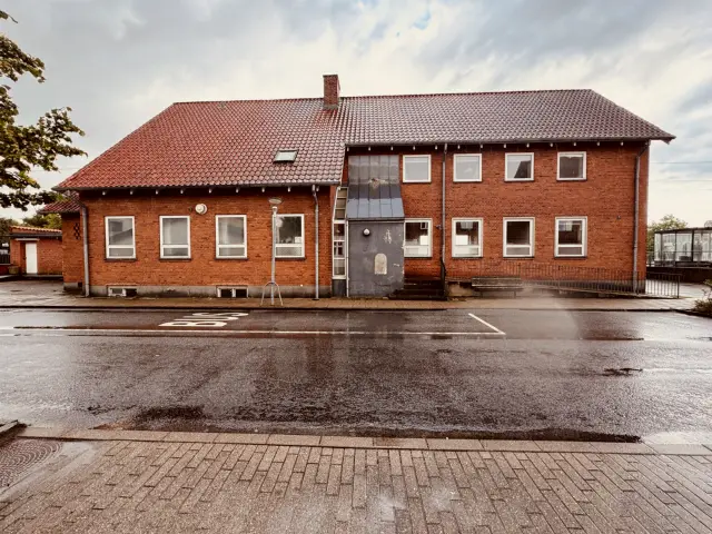 Billede af postbygningen fra 1954 ved Arden Station.