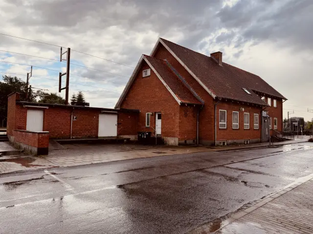 Billede af postbygningen fra 1954 ved Arden Station.