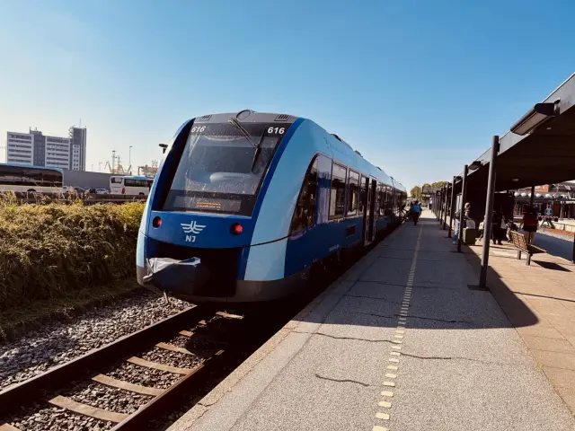 Billede af NJJ LM 616 fotograferet ud for Frederikshavn Station.