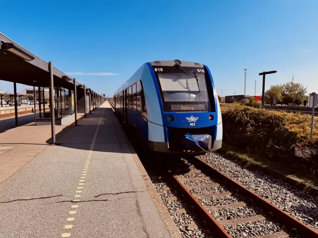 Billede af NJJ LM 616 fotograferet ud for Frederikshavn Station.