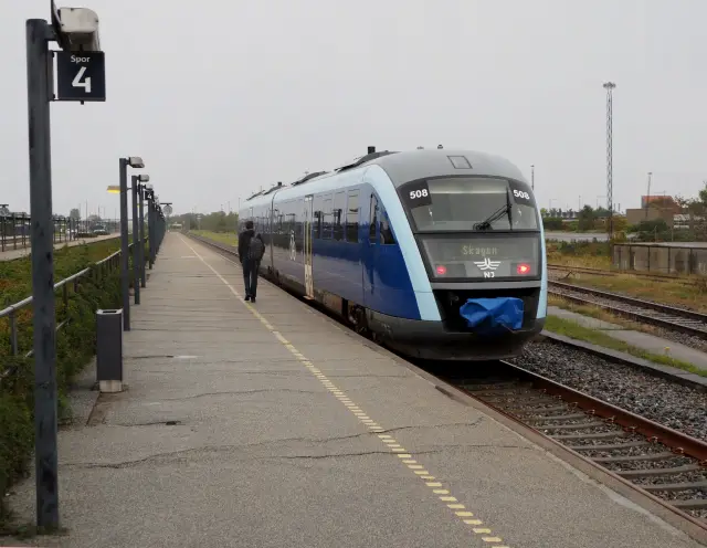 Billede af NJJ DM 508, tidligere HHGB DM 101-201 fotograferet ud for Frederikshavn Station, spor 4.