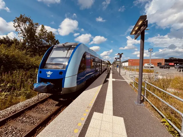 Billede af NJJ LM 617 fotograferet ud for Hjørring Øst Station.