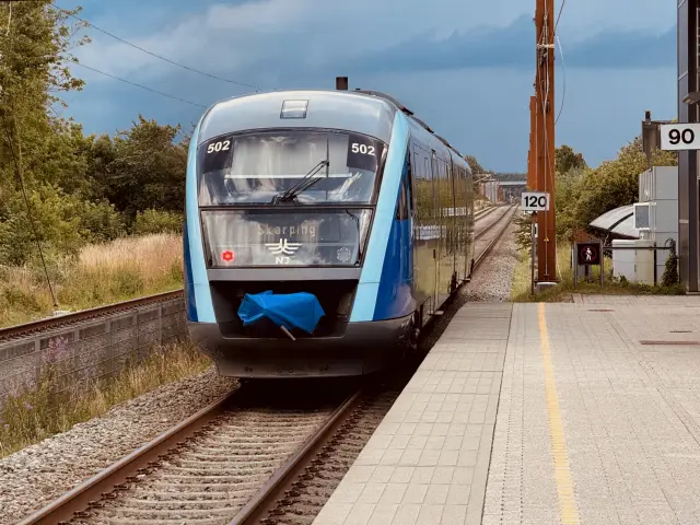 Billede af NJJ DM 502 fotograferet ud for Støvring Station.