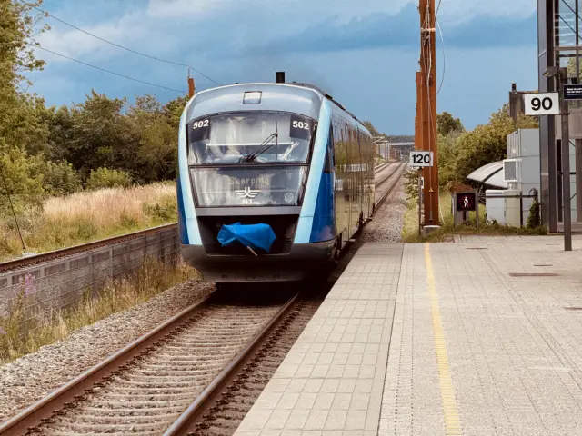 Billede af NJJ DM 502 fotograferet ud for Støvring Station.