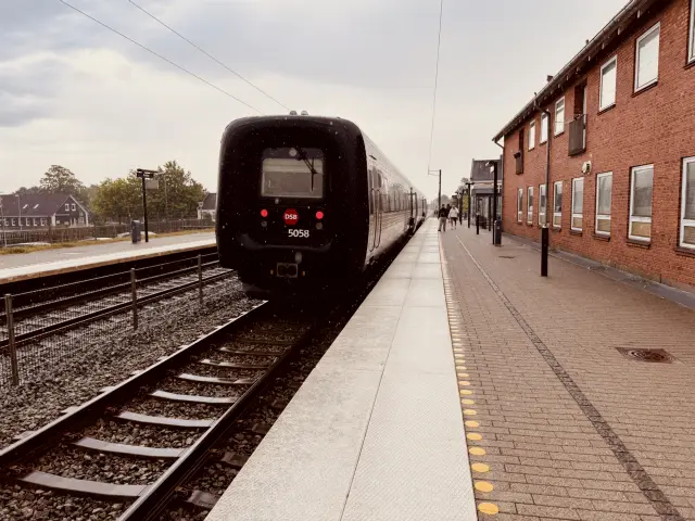 Billede af DSB MF 5058 fotograferet ud for Arden Station.