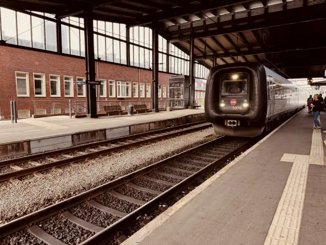 Billede af DSB MF 5070 fotograferet ud for Fredericia Station.