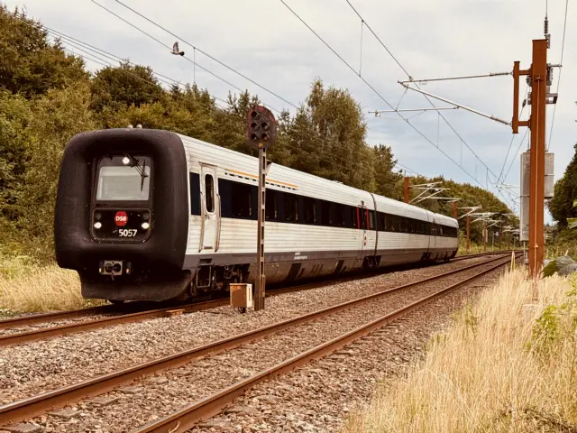 Billede af DSB MF 5057 fotograferet ud for Hovedgård Station.