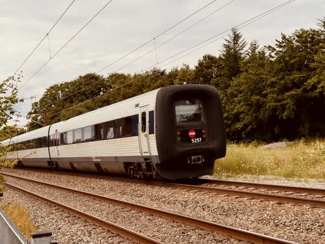 Billede af DSB MF 5057 fotograferet ud for Hovedgård Station.