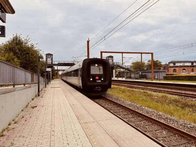 Billede af DSB MF 5006 fotograferet ud for Hørning Station.