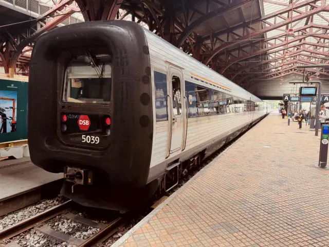 Billede af DSB MF 5039 fotograferet ud for Aarhus Hovedbanegård.