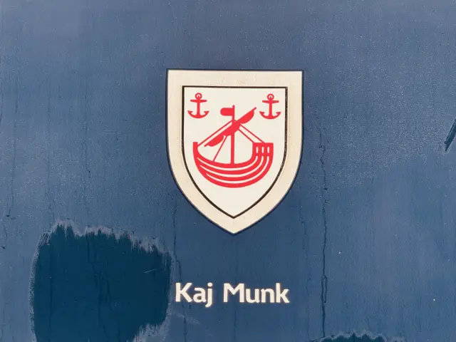 Billede af Rødbys byvåben og navngivet "Kaj Munk" på siden af DSB MF 5077 fotograferet ud for København Hovedbanegård.