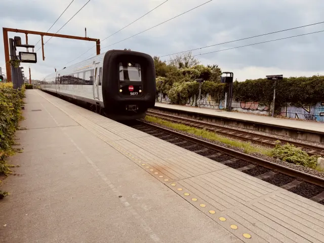 Billede af DSB MF 5077 fotograferet ud for Viby Jylland Station.