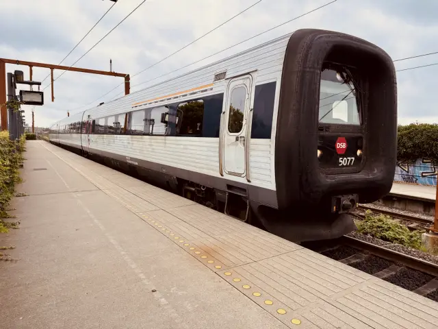 Billede af DSB MF 5077 fotograferet ud for Viby Jylland Station.