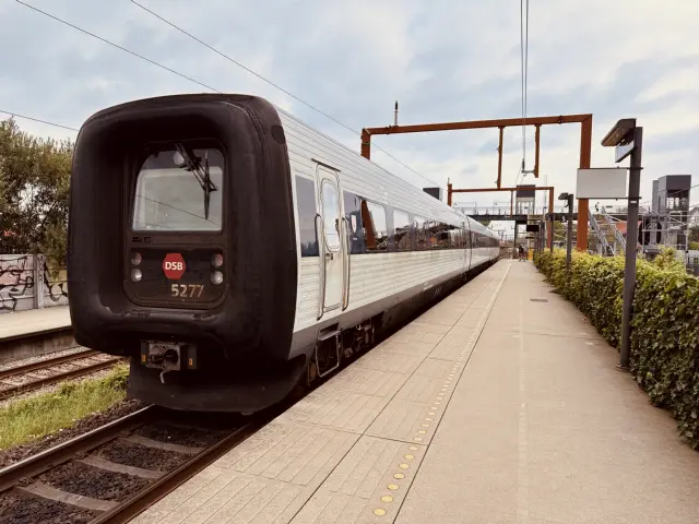 Billede af DSB MF 5077 fotograferet ud for Viby Jylland Station.
